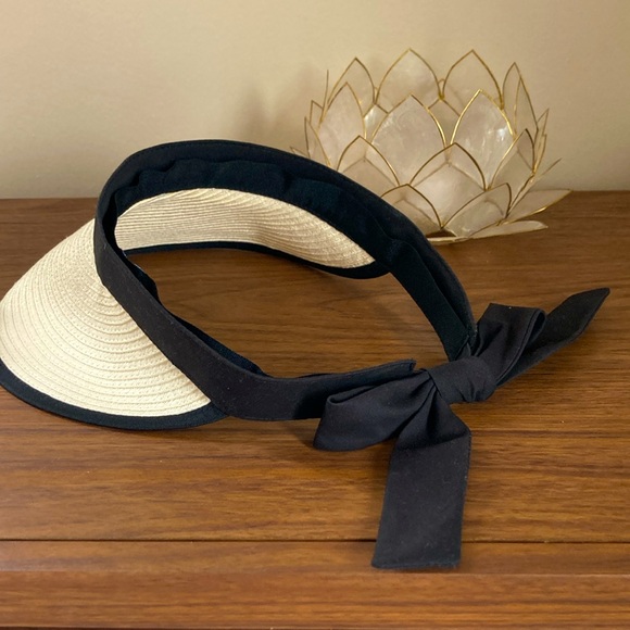 GAP visor with bow. - Picture 2 of 4